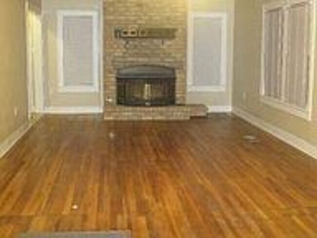 Photo - 5 Bedroom/ 3 Bathroom close to Tech!