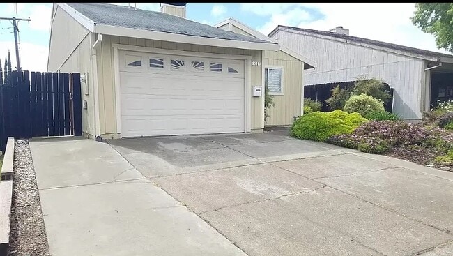 Building Photo - 5327 Hillsdale Blvd