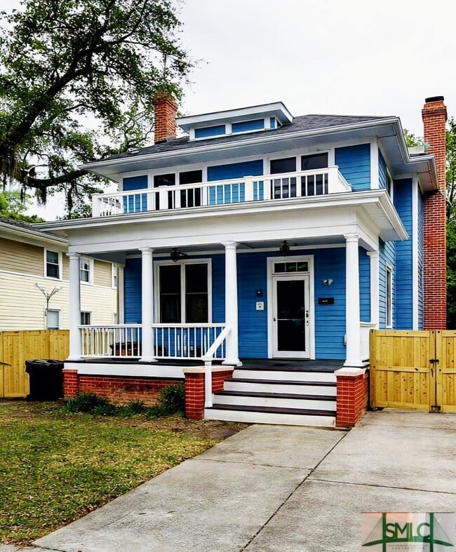 Building Photo - Spacious and fully furnished Victorian beauty