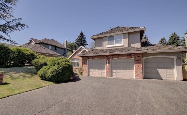 Building Photo - 4 bedroom + Bonus room with a large fenced... Rental