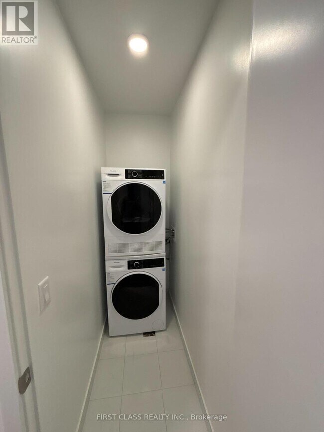 Photo - 180 Front St E Unité 4207