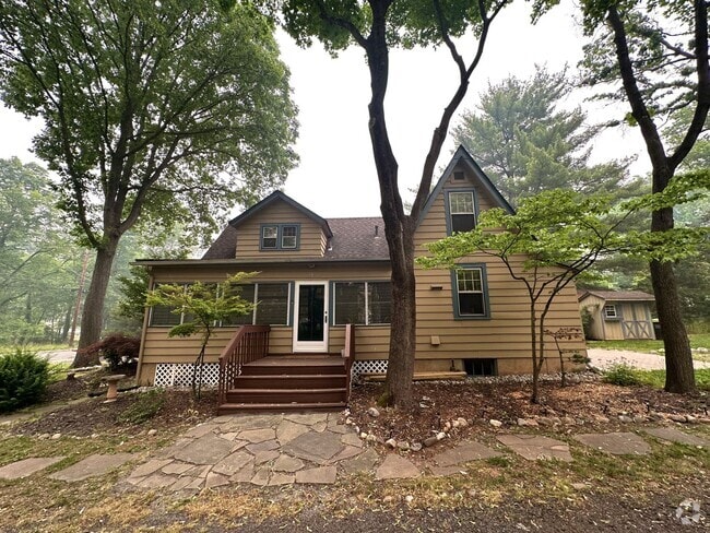 Building Photo - 3 bedrooms, 1.5 bath Rental