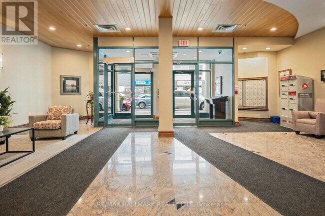 Photo - 1863 Queen St E Unité 406