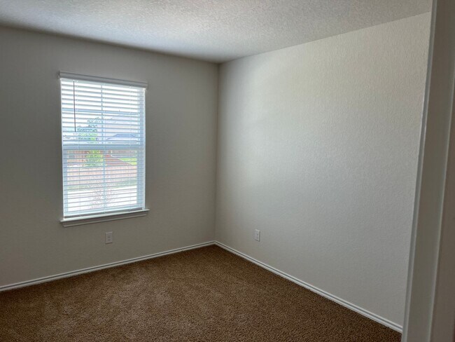 Building Photo - Riverside