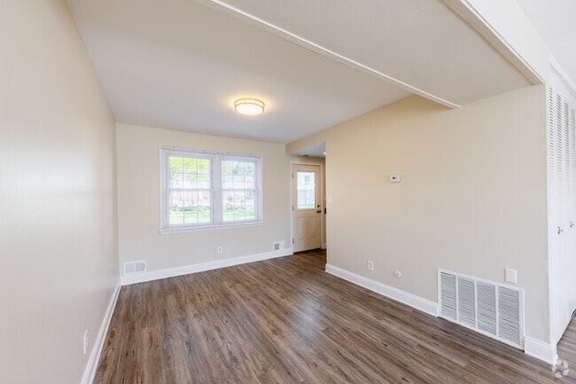 2BR, 1BA - 900SF