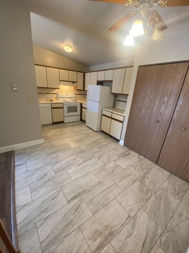 Photo - W201N16633 Hemlock St Unit 16633 - #3