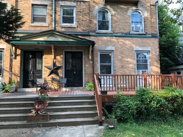 Front of Building - 1127 S 48th St Unit 3R