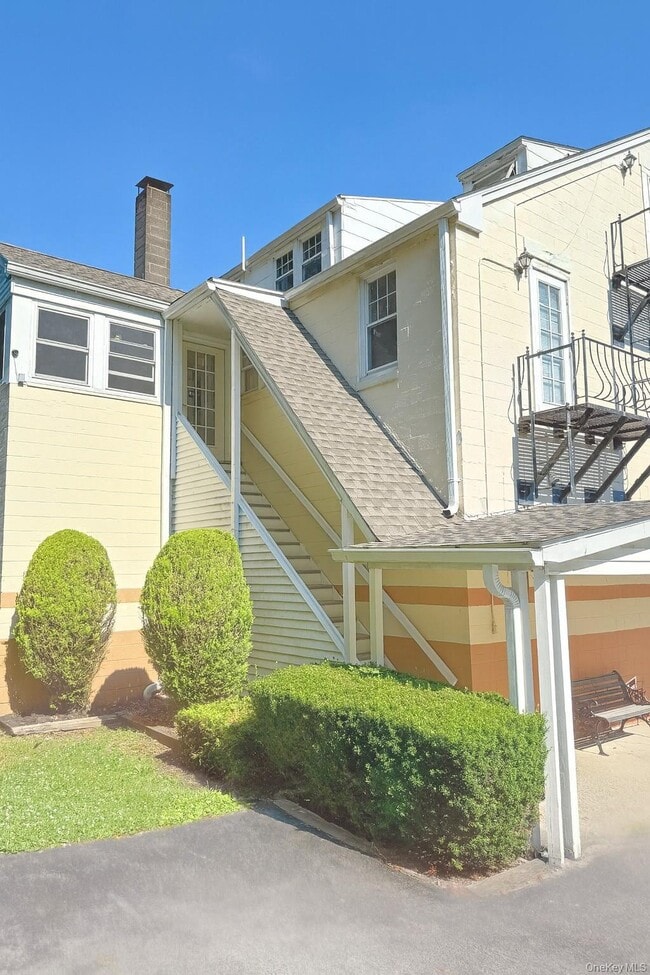 Building Photo - 560 State Rte 44 55 Unit E Rental
