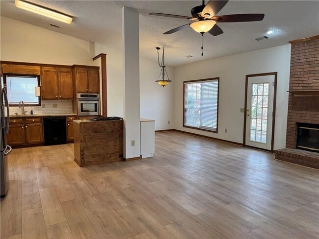 Photo - 487 Ravinia Way