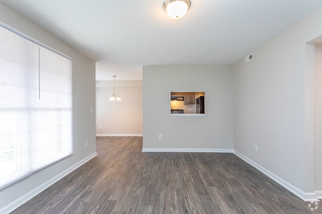 1BR, 1BA - 741SF A3 Renovated- Living Area - Lexington on the Green