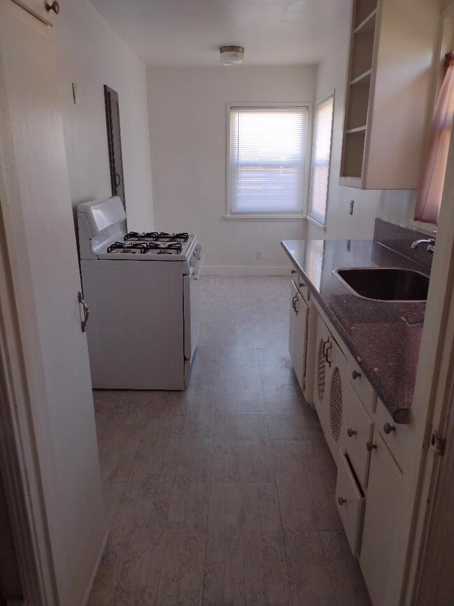 Cocina y comedor - 703 E Jefferson Ave Unidad B