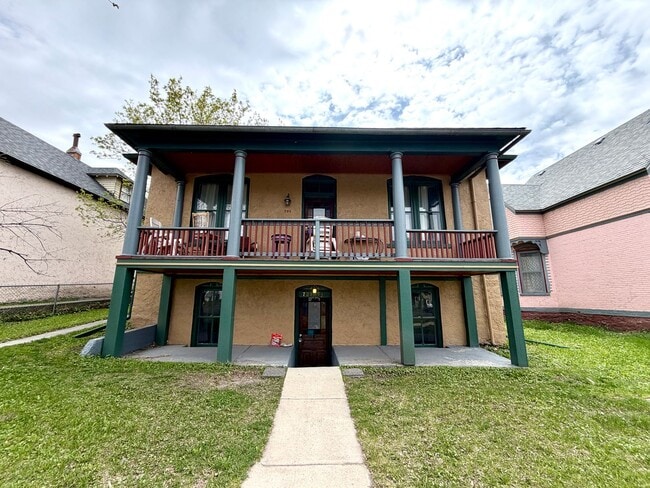 Building Photo - 721 11th Ave Unit 1/2
