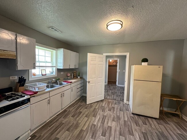 Photo - 3 Bed/ 1 Bath and move-in ready! www.PMCoreUSA.com submit guest card for showings!