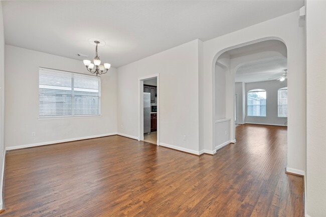Photo - 407 Livingstone Ln
