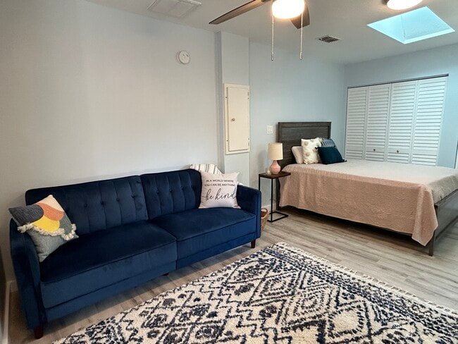 Photo - 3219 Roscoe Ave Unidad Charming Studio