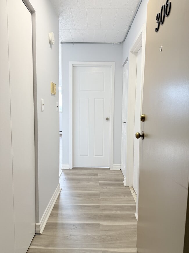 Building Photo - 360 Tecumseh Rd W Unit 306