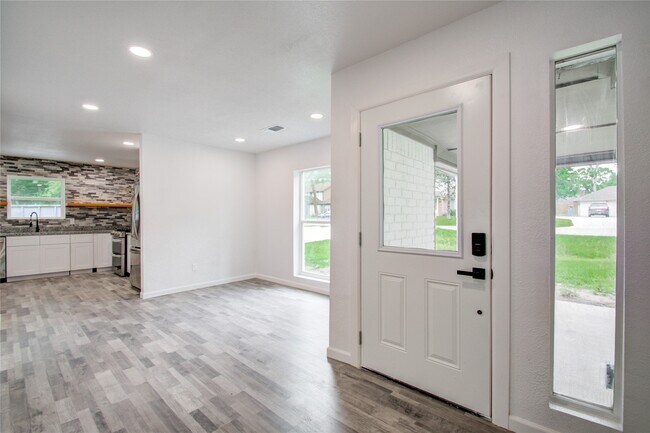Photo - 550 Roanoke Dr