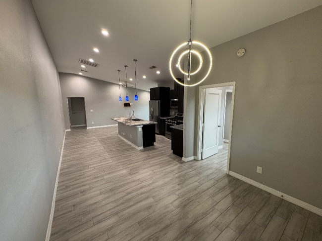 Photo - 1558 W 5th St Unidad 1