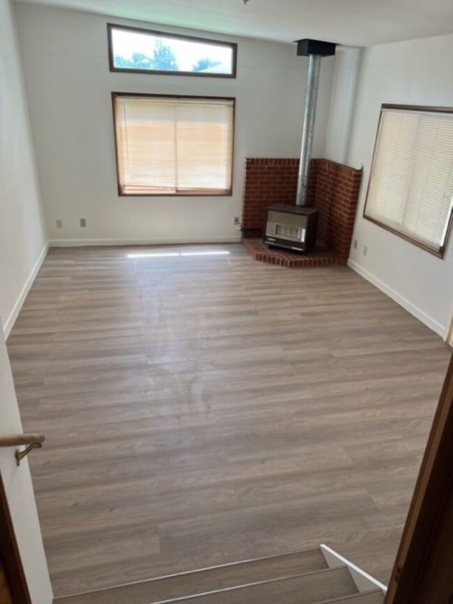 Photo - Centrally Located 2 Bed With Washer/Dryer Hookups