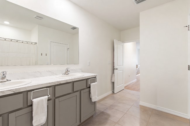 Photo - 49 Hickory Course Ln