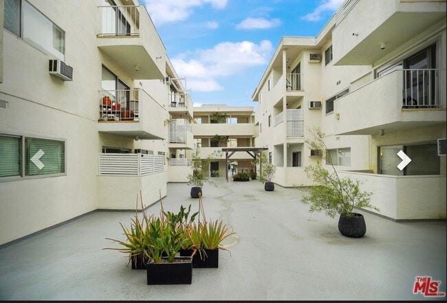 Photo - 960 Larrabee St Unidad Beatrix Makray