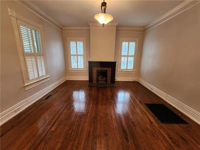 Photo - 1055 Longley Ave NW