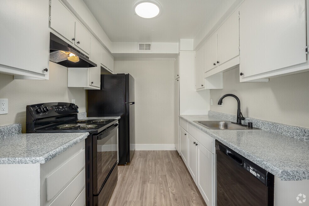 3BR, 2BA - 1,074SF - Kitchen