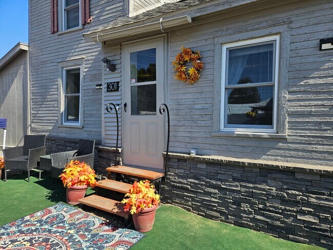 Photo - 301 Oakwood St