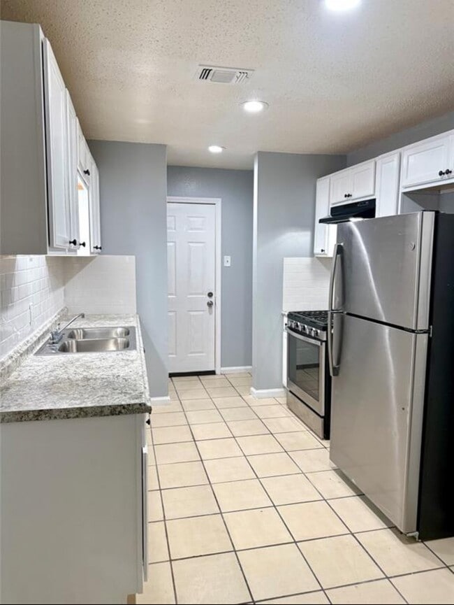 Photo - 6928 Hirsch Rd Unit 6930