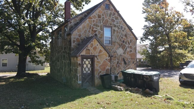 Building Photo - unique 1 bedroom, 1 bathroom “tree top” apartment