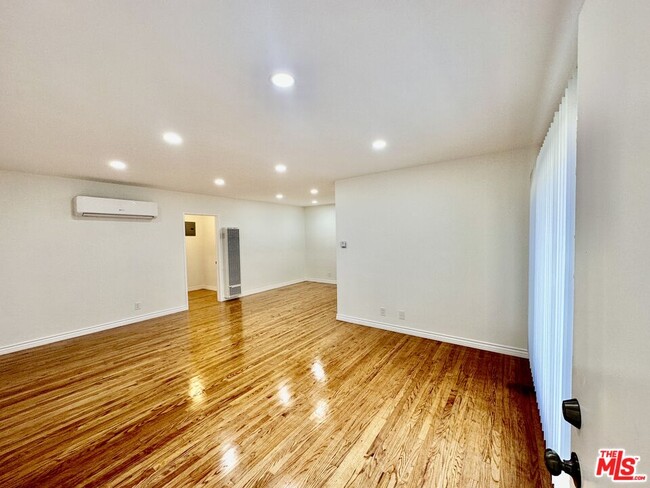 Photo - 1108 S Sherbourne Dr Unit 1
