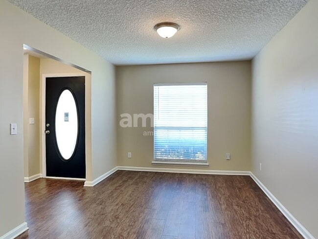 Photo - 1379 Samantha Cir E