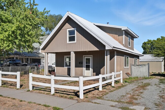 Building Photo - 2409 E Queen Ave