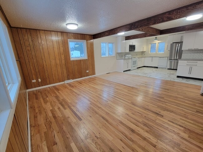 Open floor plan! - 84 S Valley Rd Unit A