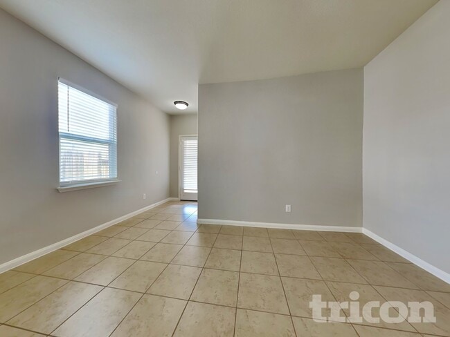 Photo - 1477 Treeta Trail