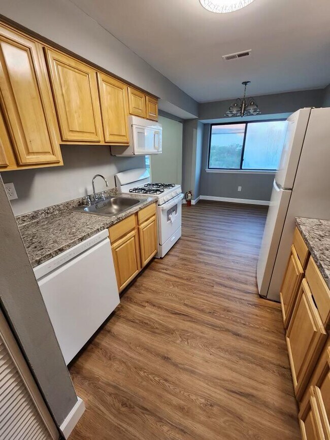 Building Photo - 817 Edison Glen Ter Unit 817