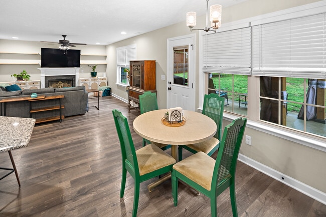 Photo - 305 Oleander Ln