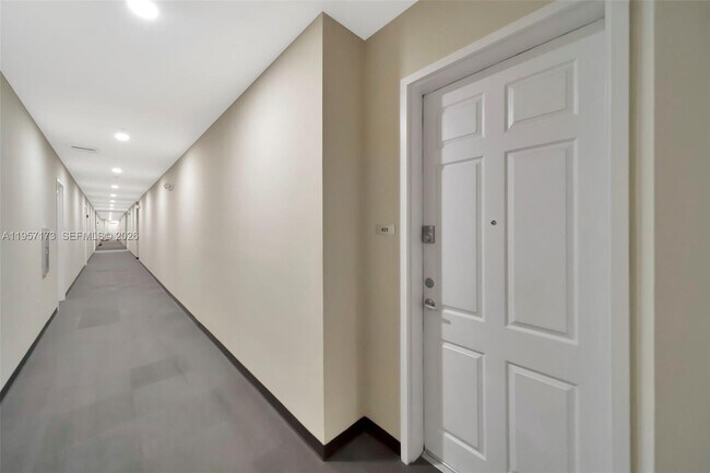 Photo - 2100 Van Buren St Unidad 421