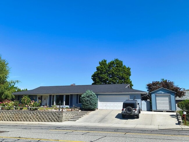 Spacious 4 bed, 2.5 bath with HEATED POOL ... - Spacious 4 bed, 2.5 bath with HEATED POOL ... House