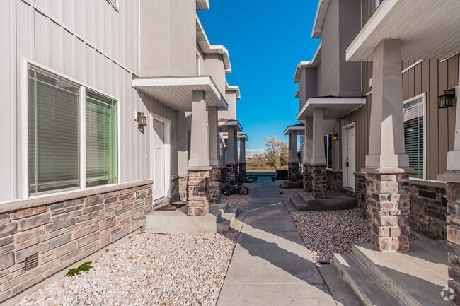 Building Photo - 654 S Saturn Ave Unit C Rental