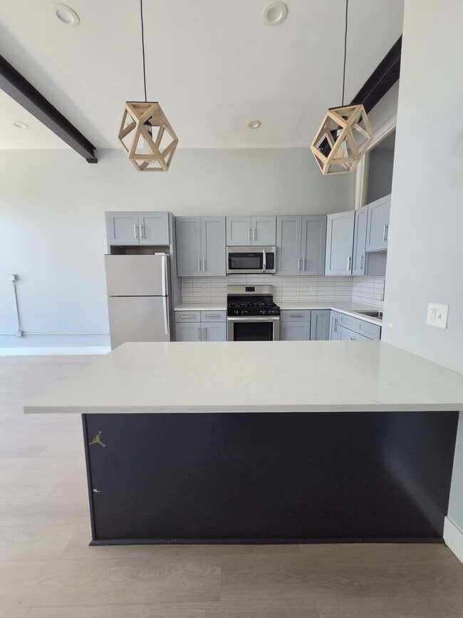 Building Photo - 2642 W Pratt Blvd Unit 1