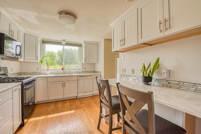 Photo - 28 Gaslight Ln
