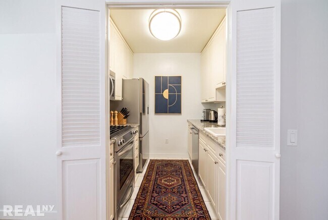 101 W 55th St Unit 13B