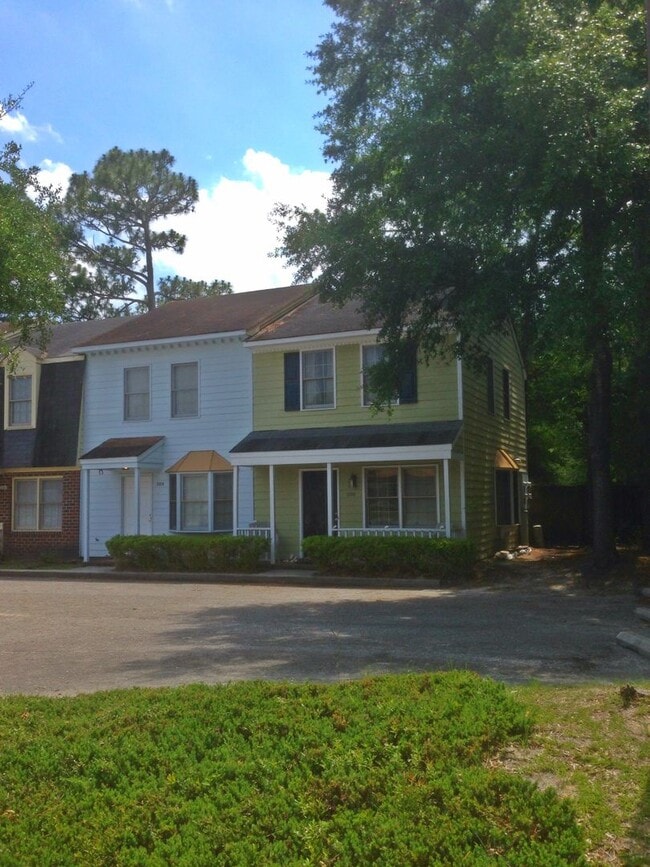 Building Photo - 2 Bed 2 Bath Townhouse