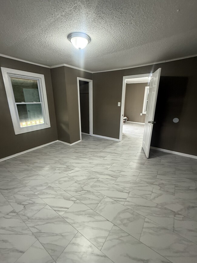 Building Photo - 2352 Hubbard Ave Rental