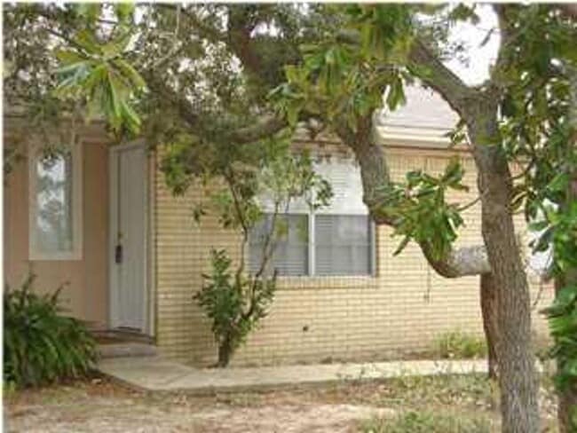 Building Photo - In the Heart of Gulf Breeze Proper Rental