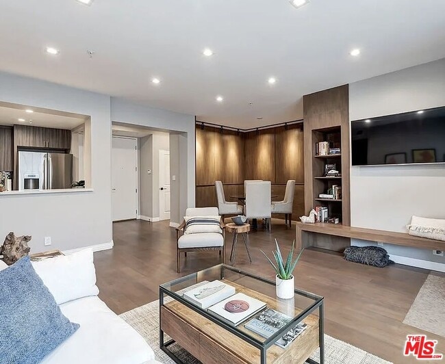 Building Photo - 930 N Doheny Dr Unit 317