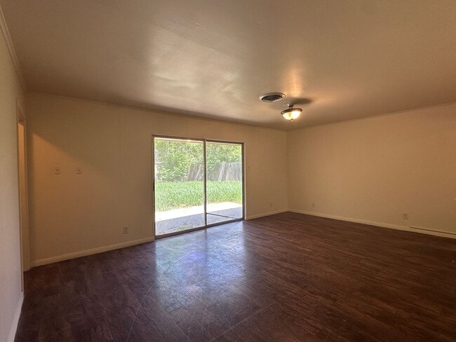 Photo - 825 Crestview Dr