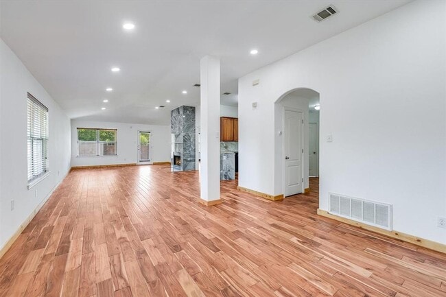 Photo - 702 Bent Wood Pl