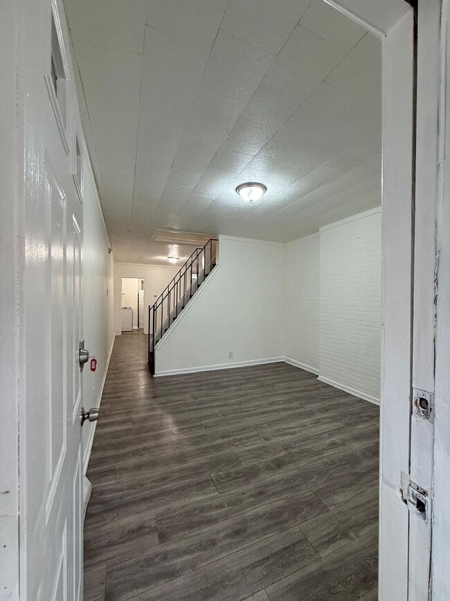 Photo - 2 Bedroom House Close to Transportation!